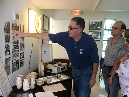 Juan Pujol, actual vicepresidente de la organizaci&oacute;n Pedro Pan Group, se&ntilde;ala una fotograf&iacute;a de 1962 donde aparece junto a sus compa&ntilde;eros del campamento Matecumbe. Pujol ten&iacute;a 16 a&ntilde;os a&ntilde;os en ese entonces.