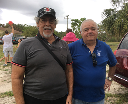 Posan para la foto Joaqu&iacute;n Delgado, izquierda, y Paco Echeverr&iacute;a. Ambos estuvieron en el Campamento Matecumbe cuando llegaron de Cuba en su adolescencia a trav&eacute;s de la Operaci&oacute;n Pedro Pan.