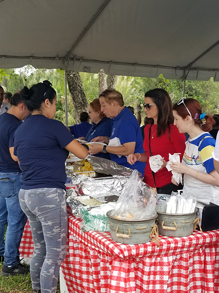 Decenas de Pedro Panes, antiguos ni&ntilde;os del &eacute;xodo cubano, se reunieron el 16 de marzo para la bendici&oacute;n de la reci&eacute;n renovada capilla del Campamento Matecumbe y para compartir un picnic.