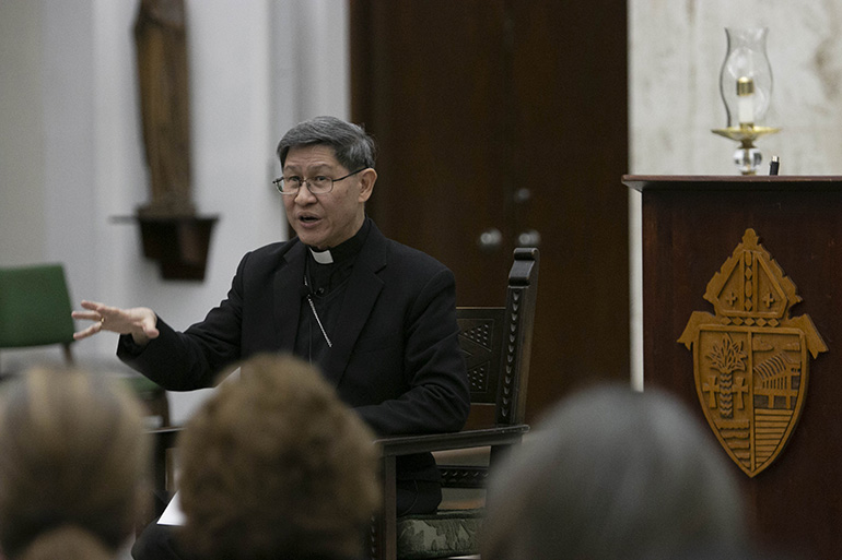 El Cardenal Luis Antonio Tagle de Manila responde preguntas después de su conferencia Fides et Radio, el 22 de marzo, en el Seminario St. John Vianney, en Miami.