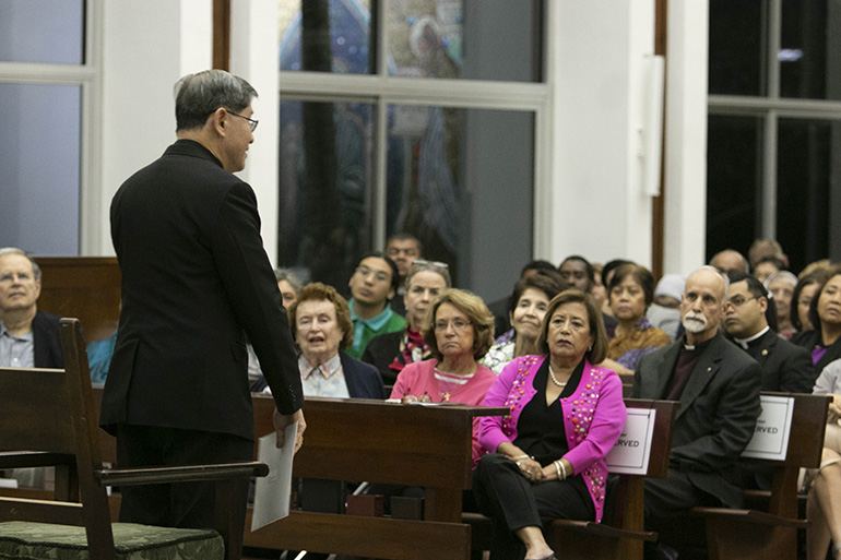 Laicos, sacerdotes, religiosos y seminaristas se reunieron en la capilla St. Raphael del Seminario St. John Vianney, el 22 de marzo, para escuchar al Cardenal Luis Antonio Tagle de Manila presentar la edición 19ª de la conferencia anual Fides et Ratio, que este año coincidió con la celebración del 60 aniversario del seminario.
El Cardenal Tagle visitó el seminario del 22 al 24 de marzo. También celebró la Misa y almorzó el 24 de marzo con la comunidad filipina del Sur de La Florida.