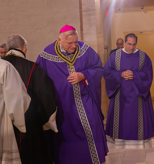 Mons. Thomas Wenski, Arzobispo de Miami, honrado con la Gran Cruz ad Honorem, se dirije a su sede para continuar la celebracion de investidura de los postulantes en la Orden de Malta.