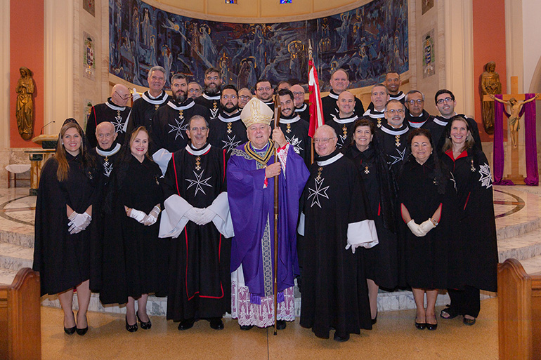 El Arzobispo de Miami, Mons. Thomas Wenski, posa con los Caballeros y Damas de Malta despues de la celebracion de investidura de los postulantes.