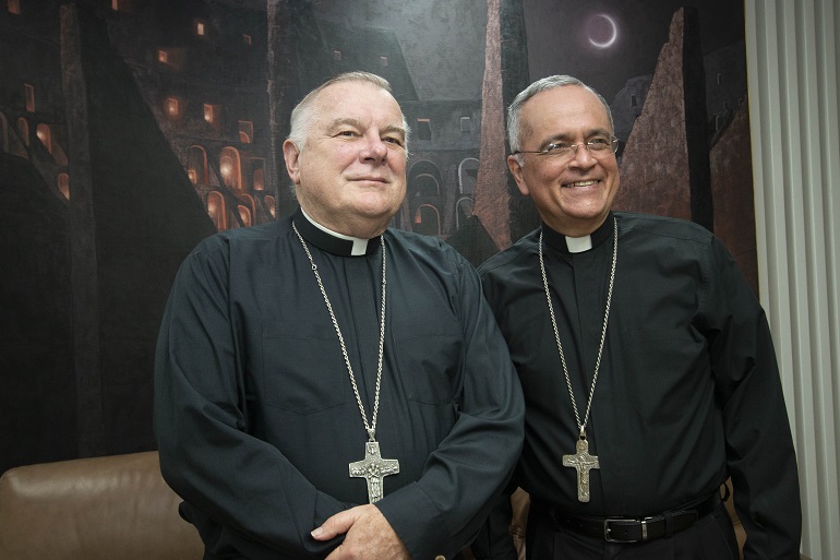 El Arzobispo Thomas Wenski posa en su oficina con el Obispo Auxiliar de Managua, Silvio Báez, quien lo visitó el 26 de abril, durante una parada en Miami antes de viajar a Roma, donde el Papa Francisco lo llamó después de una serie de amenazas de muerte.