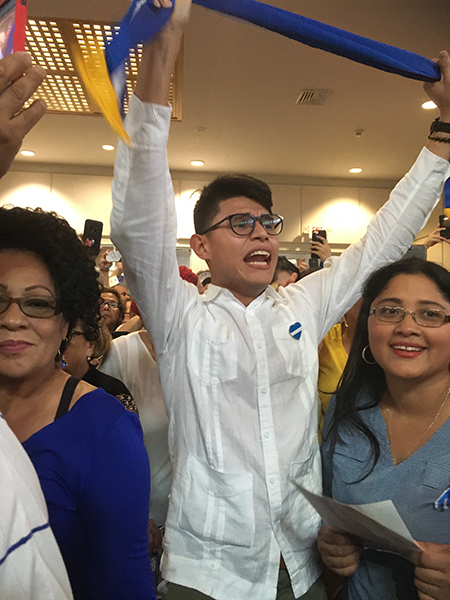Asistió a la Misa celebrada por Mons. Silvio Báez, en la parroquia St. Agatha, Lesther Alemán, el líder estudiantil que le pidió al presidente de Nicaragua, Daniel Ortega, que cese la represión en su país después de la violenta respuesta por parte del gobierno a las protestas de estudiantes que empezaron el 18 de abril de 2018.