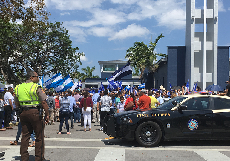 Cientos de nicaragüenses en Miami asistieron a la parroquia St. Agatha, en Sweetwater, a despedir al Obispo Auxiliar de Managua, Nicaragua, Mons. Silvio Báez, llevando pancartas y banderas azul y blanco de su país, el 28 de abril.