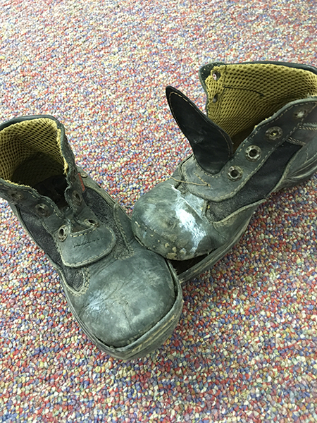 Durante su estadía en el albergue para inmigrantes Casa Oscar Romero, en El Paso, Texas, la voluntaria Silvia Muñoz le tomó una fotografía a los zapatos de un niño que llegó con sus padres caminando desde Centroamérica.