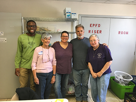 Silvia Muñoz (de rosado), directora de Acción Social del Instituto Pedro Arrupe, de Miami, posa con otros voluntarios que trabajaron con ella en el albergue para inmigrantes Casa Oscar Romero, en El Paso. Desde la izquierda, Reynaldo, un novicio Jesuita, Muñoz, Laura, Barry y la Hna. Mary Catherine Sack, de la congregacion de St. Joseph en Wichita, Kansas.