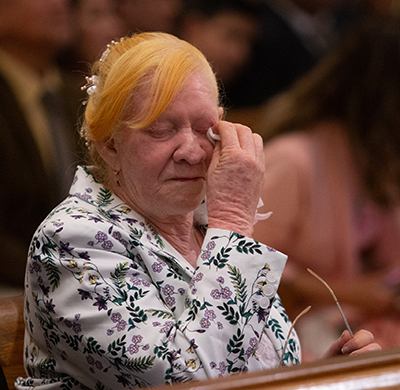 Carmen Amanda Acosta, madre del P. Yonhatan A. Londoño, se seca las lágrimas durante la ceremonia.