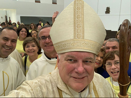 El Arzobispo Thomas Wenski puso esta "selfie" en su cuentra de Twittter después de celebrar una Misa para conmemorar el 20 aniversario del movimiento Padres y Madres Orantes, el 17 de mayo en la iglesia Our Lady of Guadalupe en Doral.
