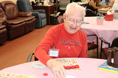 Thomas Towsley juega contento bingo de frutas, un giro creativo del clásico juego. Este juego se juega frecuentemente en el centro de cuidado para adultos, en Davie, operado por Catholic Charities para involucrar y desafiar a los clientes.