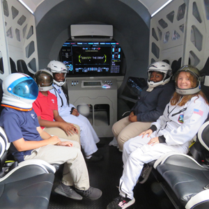 Esperando el despegue: Estudiantes de la escuela St. Ambrose están sentados en la cabina de la nave espacial Experium Space Colony Mission. El simulador de cohetes les dio a los estudiantes la oportunidad de participar en una misión práctica en Marte.