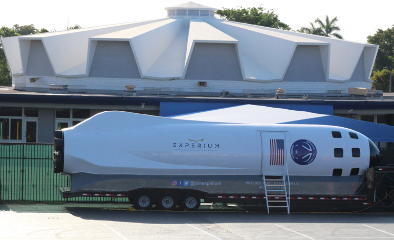 Houston, tenemos una nave espacial: El simulador de misión y cohete Experium de 48 pies de largo, estacionado en el estacionamiento de la escuela St. Ambrose, espera que los estudiantes astronautas se enfrenten a su misión espacial de colonizar Marte. El 7 y 8 de mayo, aproximadamente 70 estudiantes de la escuela participaron en la sala de escape relacionada con STEM (Ciencia, Tecnología, Ingeniería y Matemáticas).