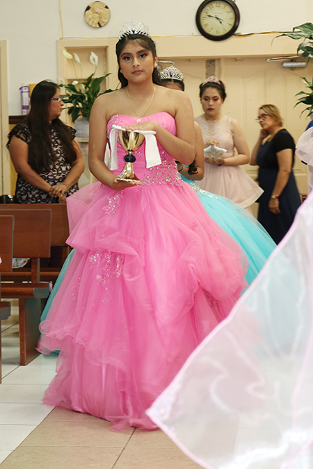 Sofía Ríos porta el Cáliz durante la Misa para festejar a 6 quinceañeras en la Misión Santa Ana. Las quinceañeras portaron las ofrendas en la celebración de la Misa.