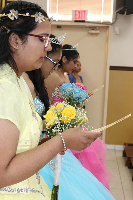 Las quinceañeras Carolina Franco, Olivia Avilés y Sofía Ríos leen su promesa a la Virgen María de vivir el resto de su vida según sus enseñanzas, durante la Misa por sus 15 años, en la Misión Santa Ana, en Naranja.