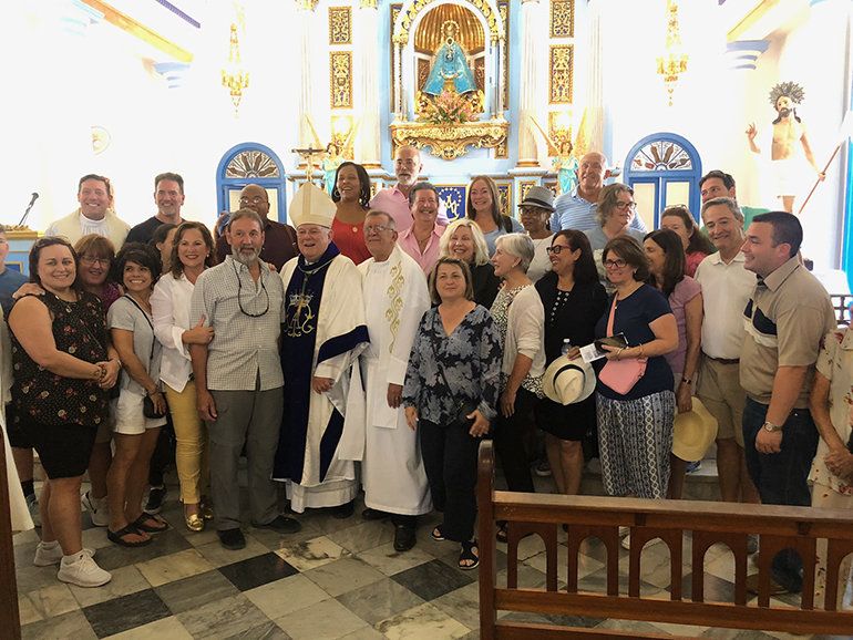 El Arzobispo Thomas Wenski se retrata en el Santuario de la Virgen de Regla, en La Habana, con el grupo de 40 personas de la Arquidiócesis de Miami que fueron como peregrinos a Cuba, del 24 al 29 de mayo, para celebrar el 500 aniversario de la fundación de la ciudad de La Habana.