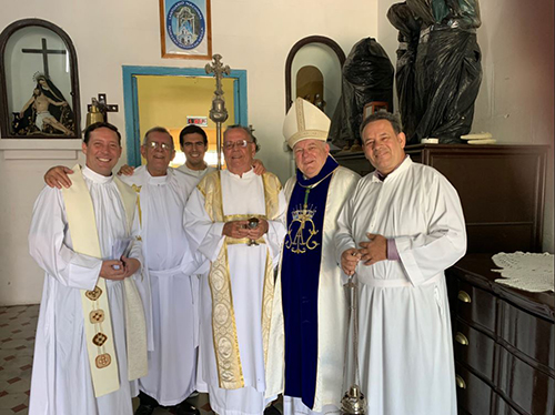 El Arzobispo Thomas Wenski se retrata con los sacerdotes y monaguillos del Santuario de la Virgen de Regla, en La Habana, despues de celebrar una Misa el 28 de mayo. El santuario fue una de las paradas en el peregrinaje que dirigió el arzobispo de un grupo de 40 personas de la Arquidiócesis de Miami a Cuba, del 24 al 29 de mayo, para celebrar el 500 aniversario de la fundación de la ciudad de La Habana.