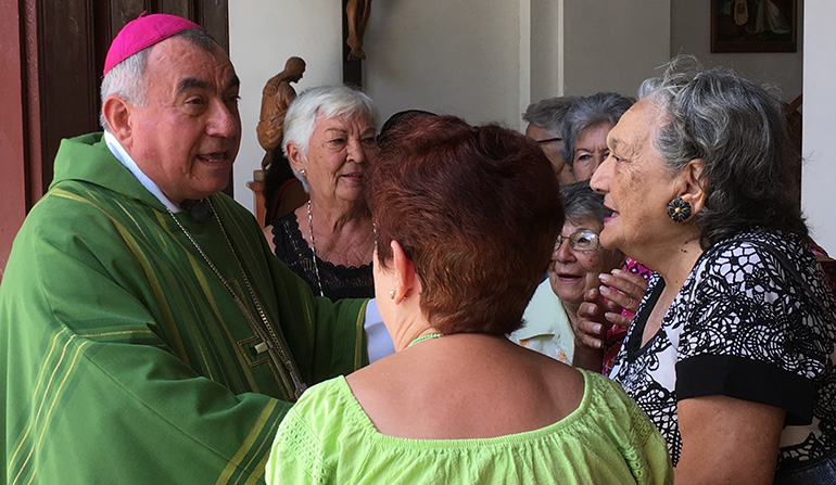 El obispo auxiliar de San Cristóbal de La Habana, Mons. Juan de Dios Hernández Ruíz, saluda a los feligreses despues de una Misa.