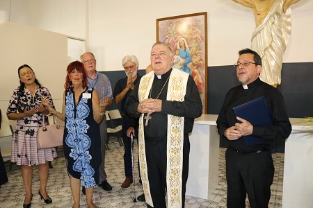 El Arzobispo Thomas Wenski reza durante la bendición del nuevo local del banco de comida de la Sociedad San Vicente de Paul de la parroquia Mother of Christ, al sur del aeropuerto Tamiani, en Kendall, el 8 de junio. Con él, a la derecha, el P. Jorge Carbajal, actual administrador de Mother of Christ. Desde la izquierda, los integrantes del Concilio arquidiocesano de la Sociedad San Vicente de Paul, María Pérez, actual presidenta; Jim Werle, tesorero y Frank Voehl, anterior presidente. De azul, Jossie Flores, coordinadora del banco de comida de la parroquia Mother of Christ.