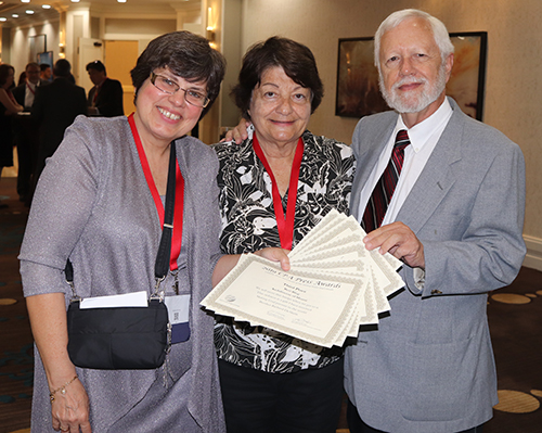 Sostienen sus certificados de premiación, después de una cena de celebración en St. Petersburg, desde la izquierda, la editora de Florida Catholic, Ana Rodriguez-Soto y los reporteros / fotógrafos independientes Marlene Quaroni y Jim Davis. (JEAN GONZALEZ | FC)