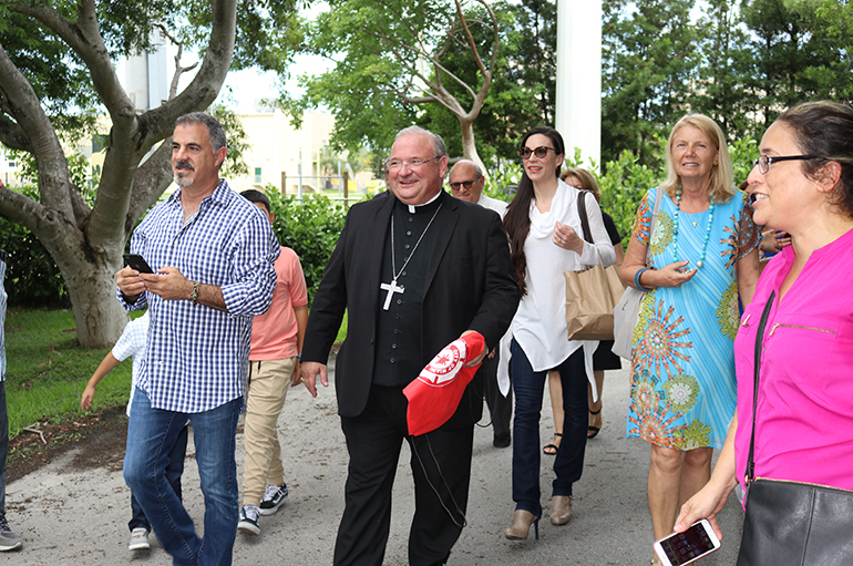 El Obispo Auxiliar de Miami y párroco de St. Kieran, Peter Baldacchino llega acompañado de feligreses a la Casa de los Caballeros de Colón, donde se realizó una celebración de despedida. El Obispo Baldacchino fue designado nuevo Obispo de la Diócesis de Las Cruces, en New Mexico.