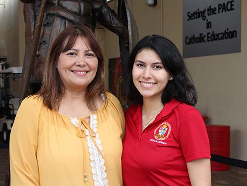 Vanessa Pérez Robles, que se acaba de graduar de Monsignor Pace High School, se retrata aquí con su mamá, Yibis Robles, en la plazoleta de la escuela. A pesar de dificultades económicas, Yibis le enseñó a su hija que estudiara y trabajara duro por su futuro, lo cual le ha merecido una beca de Amazon para Futuros Ingenieros, una práctica en la sede de Amazon, y una beca completa para la prestigiosa universidad Dartmouth.