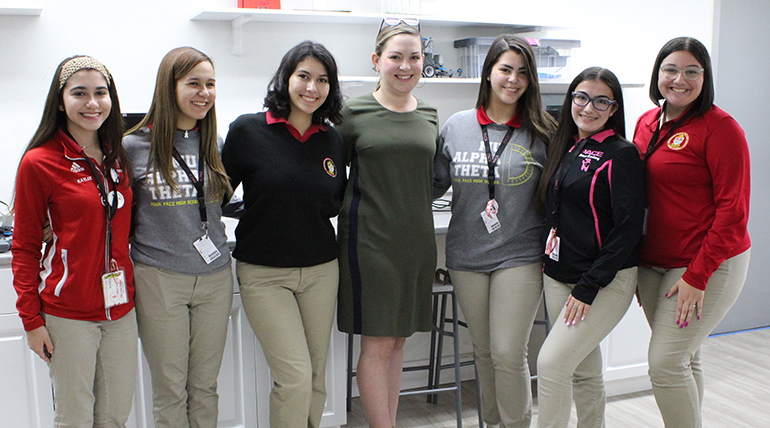 Las integrantes de STEM en Pace: la alumna de último año Vanessa Pérez Robes creó el grupo Women in STEM Club para que las estudiantes interesadas en el campo pudieran hablar, aprender, apoyarse e inspirarse mutuamente. Desde la izquierda aparacen Kaylee González, Guadalupe Díaz, Vanessa Pérez Robles, la maestra de ciencias y patrocinadora Bianca Acosta, Diana Cao, Anaíz González y Emily Medina.