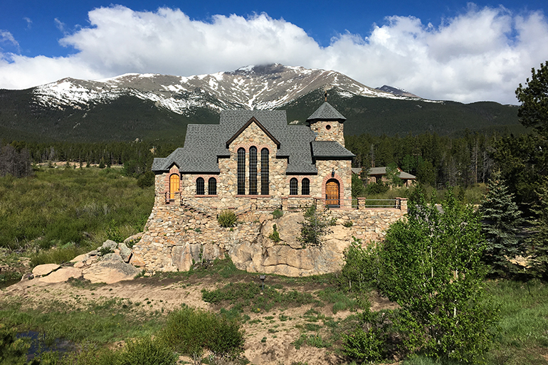 La Capilla en la Roca (formalmente llamada Capilla de Santa Catalina de Siena) en Allenspark, Colorado, cerca de Estes Park, es popular entre los campistas de verano y los turistas que visitan las Montañas Rocosas.