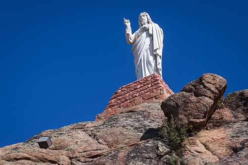 Una estatua de Cristo, que conmemora la Segunda Guerra Mundial, observa desde lo alto la Capilla en la Roca (formalmente llamada Capilla de Santa Catalina de Siena) en Allenspark, Colorado, cerca del Estes Park.