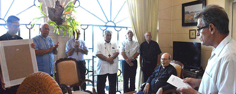 El cardenal Jaime Ortega durante su última aparición en público,  recibiendo la Distinción Mons. Carlos Manuel de Céspedes que otorga la Comisión de Cultura de la Conferencia de Obispos Católicos de Cuba, el 12 de junio de este año. El premio reconoce a personalidades e instituciones católicas que, inspiradas en la fe cristiana, despliegan una notoria labor de evangelización de la cultura.