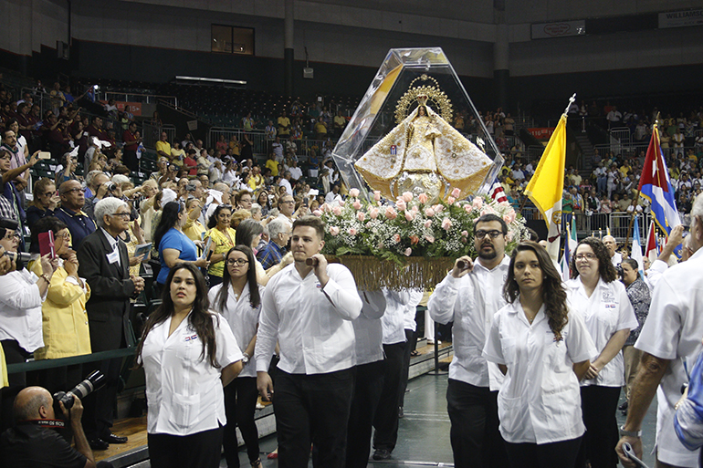 Miembros de Encuentros Juveniles llevan la imagen de la Virgen de la Caridad en procesion durante la celebración anual del 2014, en el Bank United Center, actual Watsco center, en Coral Gables.