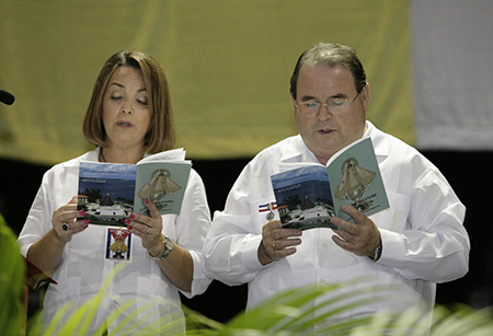 Marité Alfonso y Rogelio Zelada rezan la Novena a la Virgen María Desatanudos, el 8 de septiembre de 2015, durante la celebración anual de la patrona de Cuba.