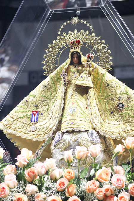 Detalle del vestido de la imagen de la Virgen de la Caridad durante la celebración anual del año 2016, en el Bank United Center, actual Watsco Center, en Coral Gables.