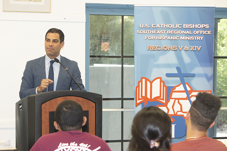 El alcalde de Miami, Francis Suárez, comparte consejos sobre cómo vivir una vida equilibrada —fe, familia, salud personal y responsabilidades profesionales— con los participantes en el Instituto Veraniego de Liderazgo para Jóvenes Latinos, realizado del 20 al 26 de julio en el SEPI (Instituto Pastoral del Sureste).