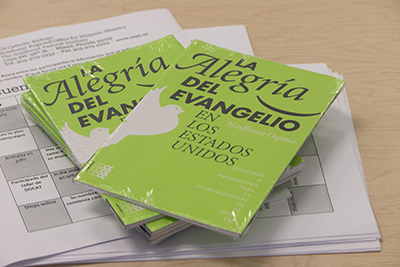 "La alegría del Evangelio en los Estados Unidos" del teólogo Hosffman Ospino, fue uno de los libros entregados a los participantes en el Instituto Veraniego de Liderazgo para Jóvenes Latinos, que se llevó a cabo del 20 al 26 de julio en el SEPI (Southeast Pastoral Institute).