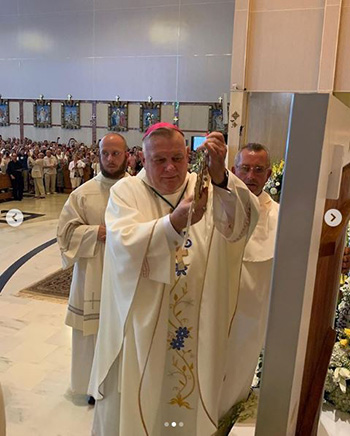 Archbishop Thomas Wenski holds up the crown, blessed by Pope Francis, before placing it on the icon of Our Lady of Czestochowa, Poland's patroness, during Mass Aug. 25 at her shrine in Doylestown, Pennsylvania. The icon was signed by Pope John Paul II in 1980.