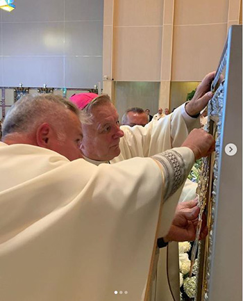 Archbishop Thomas Wenski places a crown, blessed by Pope Francis, on the icon of Our Lady of Czestochowa, Poland's patroness, during Mass Aug. 25 at her shrine in Doylestown, Pennsylvania. The icon was signed by Pope John Paul II in 1980.