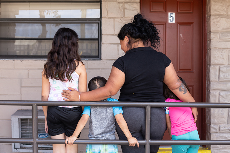 Una madre y sus tres hijos se relajan un tranquilo fin de semana en el Centro Familiar New Life, un refugio de emergencia de Catholic Charities para familias sin hogar en el condado de Miami-Dade. Las familias reciben los servicios necesarios  para lograr una permanente vida independiente y autosuficiente.