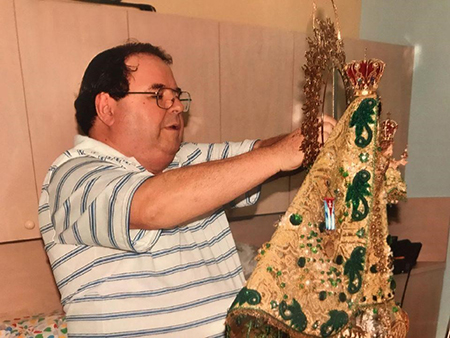 Imagen de archivo, Rogelio Zelada en el proceso de vestir a la Virgen de la Caridad del Cobre.