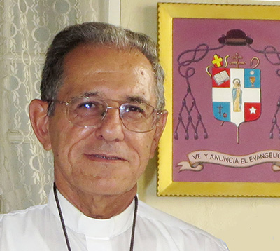 El Arzobispo Juan de la Caridad García de La Habana es uno de los 13 nuevos cardenales nombrados el 1 de septiembre por el Papa Francisco. Fue nombrado Arzobispo de La Habana el 26 de abril de 2016, sucediendo al Cardenal Jaime Ortega Alamino, quien falleció el 26 de julio. El lema del Arzobispo García, detrás de él, es "Ve a predicar la Buena Nueva".