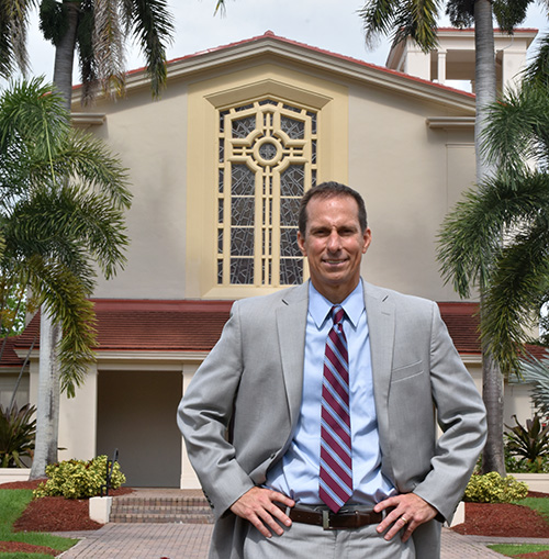 Mike Allen hace una pausa en su trabajo afuera de la Capilla Cor Jesu, de la Universidad Barry, donde fue elegido este año como su nuevo presidente.