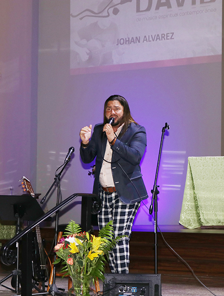 El cantautor católico colombiano Johan Álvarez canta su tema “Hoy te amo más”, durante los Premios David, en la parroquia Corpus Christi, en Miami. Álvarez participó hace algunos años en el Multifestival David. Ahora se dedica hace 10 años a tiempo completo al Señor, cantando y haciendo misión.