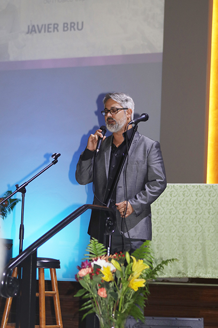 El cantautor venezolano Javier Brú, canta su canción “Él lo esperaba”, que ganó varios premios, durante la décima edición de los Premios David, en Miami. Brú es el coordinador pastoral y director musical de la parroquia Corpus Christi, y además ayudó en la organización del evento.