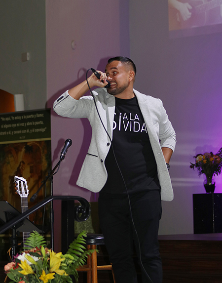 Kevin Aguilar, un artista costarricense católico conocido como El Siervo, canta “Viva el amor” durante la décima edición de los Premios David, en la iglesia Corpus Christi, en Miami. El Siervo cuenta que con esa canción de género urbano, convenció a un joven a no quitarse la vida.