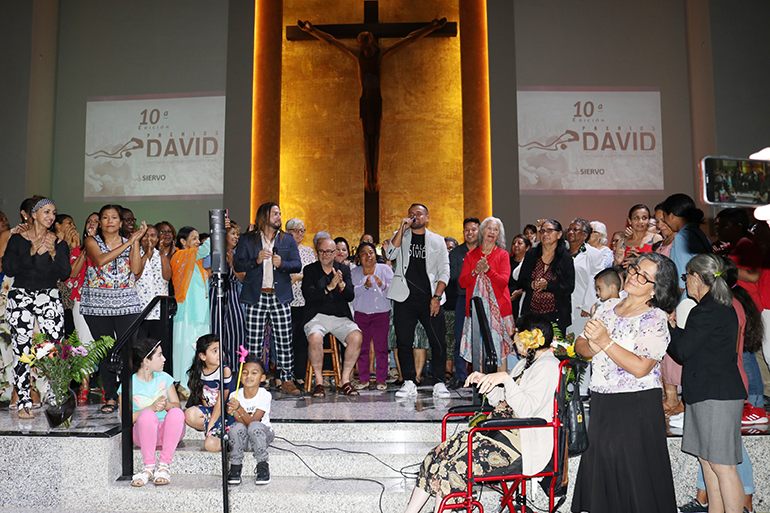 Kevin Aguilar, conocido como El Siervo, fue el artista encargado de cerrar la décima edición de los Premios David, un reconocimiento a la música católica. El Siervo puso a bailar a los asistentes en la parroquia Corpus Christi, de Miami.