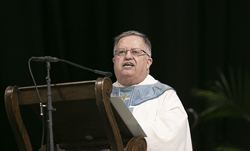 El P. Juan Sosa, párroco de St. Joseph en Miami Beach, predica la homilía durante la celebración de la fiesta de la Virgen de la Caridad, el 8 de septiembre de 2019 en el Watsco Center de la Universidad de Miami.