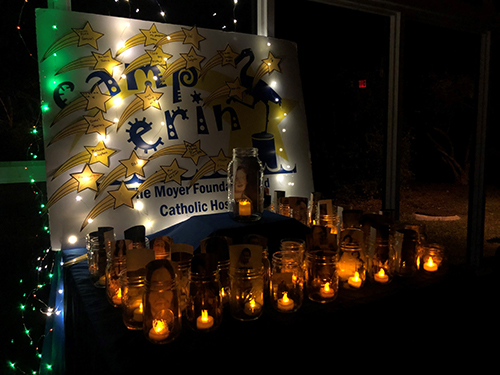 Con fotos y velas encendidas, los campistas de Camp Erin honran a sus seres queridos fallecidos. Camp Erin es un campamento de duelo de un fin de semana, patrocinado por Catholic Hospice para niños y adolescentes de 6 a 17 años. Fusiona la orientación sobre el duelo con la diversión tradicional del campamento. El próximo campamento será del 18 al 20 de octubre en el parque Hugh Taylor Birch, en Fort Lauderdale.