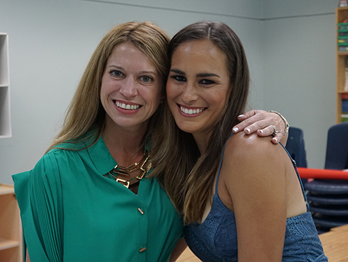 De vuelta en tercer grado: la directora de la escuela St. Thomas the Apostle, Lisa Figueredo, y la exalumna Monica Puig posan juntas en su antigua aula de clase. Antes de convertirse en directora, Figueredo fue la maestra de tercer grado de Puig.