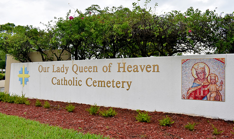 La entrada al cementerio Our Lady Queen of Heaven, en North Lauderdale incluye un ícono griego de la Virgen María.