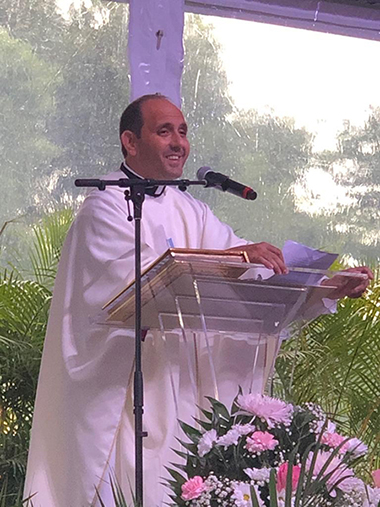 El P. Rogelio Deán Puerta, párroco de El Cobre, en Cuba, predica su homilía durante la Misa de confirmación de alrededor de 400 Hermanos de Emaús, el 22 de septiembre, en el Mercy Hospital.